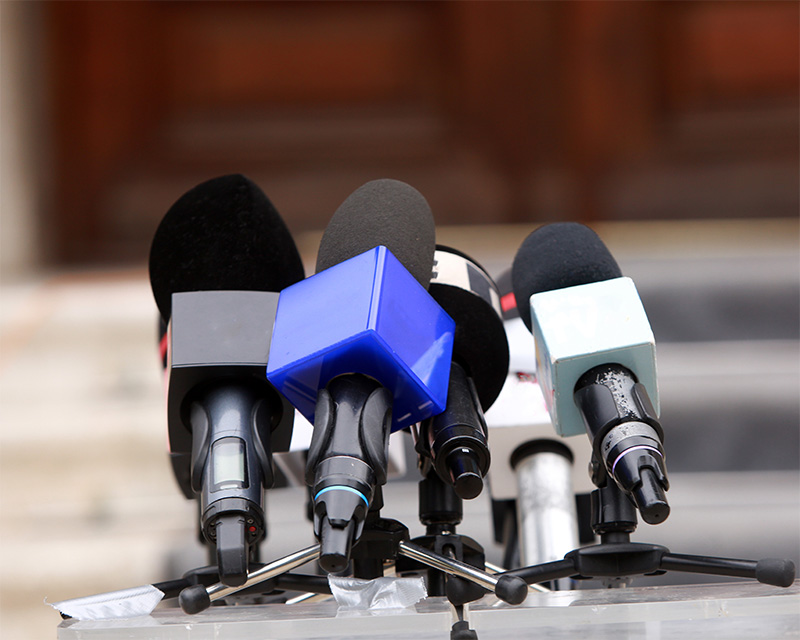Gruppo di microfoni posizionati per un comunicato stampa
